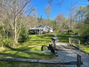 Property grounds - Creek Front Property! Spicewood Cabin Near Wintergreen and Crabtree Falls (Tyro)
