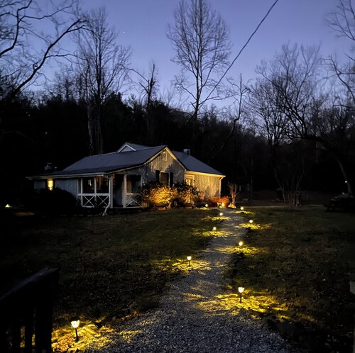 Creek Front Kiinteistövälitys! Spicewood-mökki lähellä Wintergreen ja Crabtree Falls