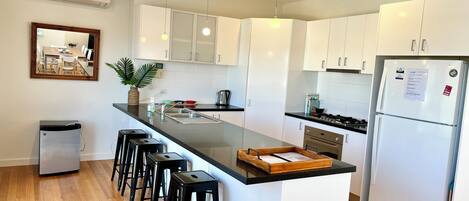 Kjøleskap, mikrobølgeovn og ovn