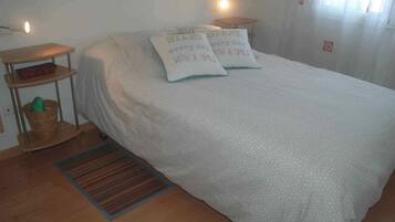 1 chambre, fer et planche Ă repasser, Wi-Fi gratuit, draps fournis