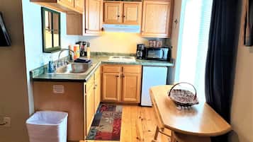 Køleskab, mikrobølgeovn, kogeplade, kaffe-/temaskine