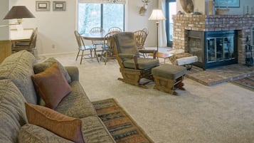 Televisión y chimenea