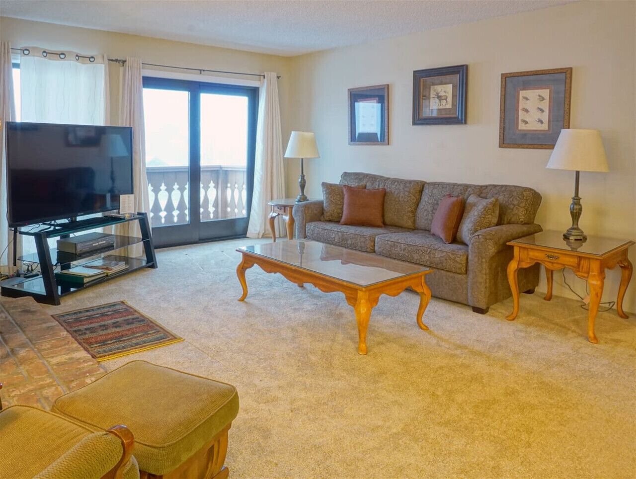 Televisión y chimenea 