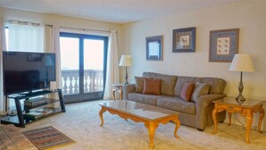 A living room with a sofa, coffee table, TV, and two lamps. - June Lake Interlaken 12 Cozy, Spacious (June Lake)