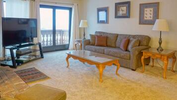 Televisión y chimenea