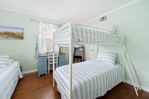 2 makuuhuonetta, työpöytä, vauvan matkasänky, ilmainen Wi-Fi