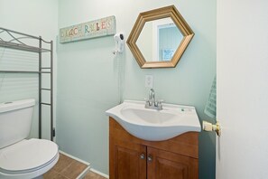 Suihku, pyyhkeet, sampoo, vessapaperi