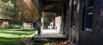 Ajaton mökki hiljaisella maantiellä