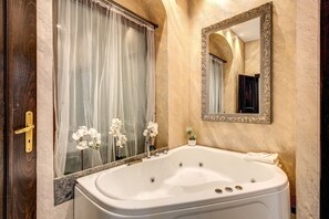 Deluxe Double Room, 1 Bedroom, Jetted Tub | Private spa tub - Boutique Relais Barozzi & Spa (Rome)