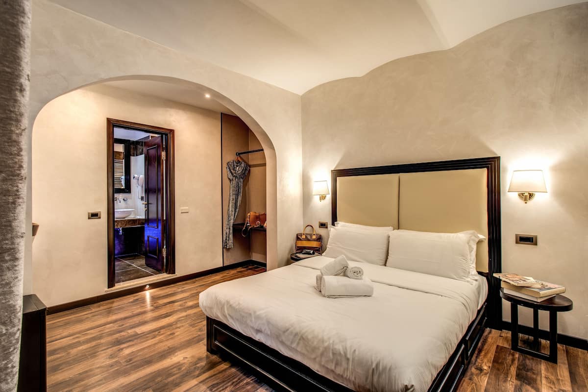 Deluxe-Doppelzimmer, 1 Schlafzimmer, Whirlpool | 1 Schlafzimmer, hochwertige Bettwaren, Daunenbettdecken, Minibar