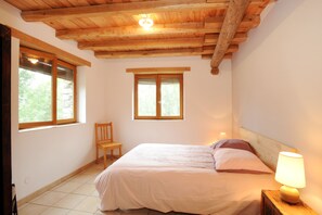 6 bedrooms, travel crib, free WiFi, bed sheets