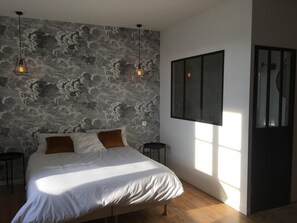 7 bedrooms, desk, iron/ironing board, travel cot