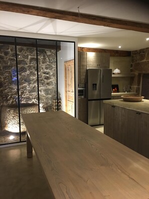 Frigorífico, microondas, horno y placa de cocina