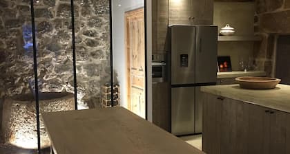 SUURI CHARMING HOUSE AUBRAC PLATEAUn SYKÄSSÄ