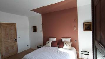 7 bedrooms, iron/ironing board, travel crib, free WiFi