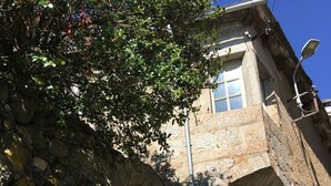 Un edificio de piedra con una puerta blanca y una ventana pequeña. Un letrero en la puerta dice 'La Cure'.