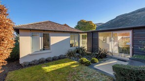 Exterior - Postcard perfect views - Stewart Lodge Luxury Spa (Queenstown)