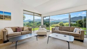 TV, fireplace, DVD player, stereo - Mountain views - Amberley Retreat (Queenstown)