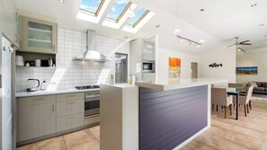 Fridge, microwave, oven, stovetop - Mountain views - Amberley Retreat (Queenstown)