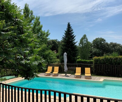 Comfortable cottage in a wooded area by the pool near Sarlat