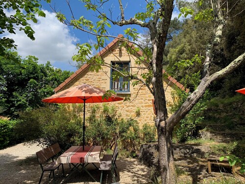 Comfortable cottage in a wooded area by the pool near Sarlat