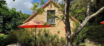 Comfortable cottage in a wooded area by the pool near Sarlat