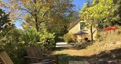 Comfortable cottage in a wooded area by the pool near Sarlat