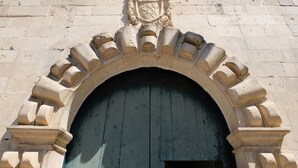 An arched stone doorway with a coat of arms above it. - Dimora Duchessina (Minervino di Lecce)