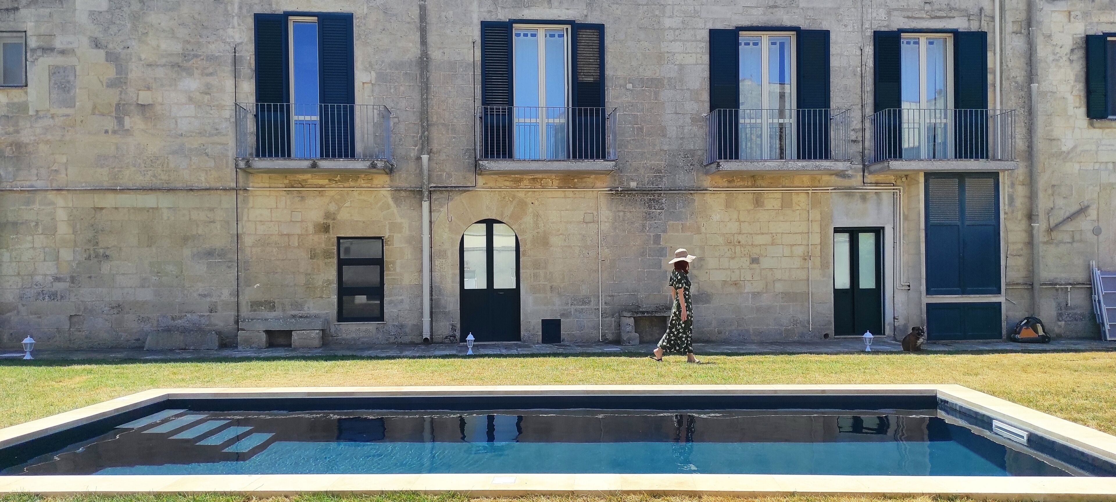 Een seizoensgebonden buitenzwembad en parasols bij het zwembad