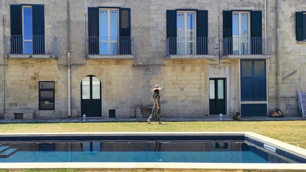 A building with a pool, stone facade, and balconies with railings. - Dimora Duchessina (Minervino di Lecce)