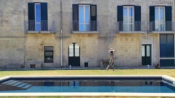 Piscina stagionale all'aperto, ombrelloni da piscina, lettini
