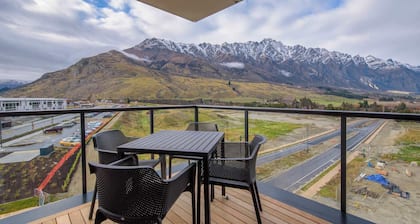 Seinän ja katon välinen vuoristomaisema Yksityinen parveke Moderni ja Immaculate