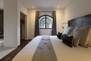 Santa Monica Suite | Pillow-top beds, in-room safe, blackout curtains, soundproofing - Casa Dovela (Mexico City)