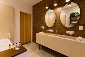 San Mateo Duplex | Bathroom | Combined shower/bathtub, towels - Casa Dovela (Mexico City)