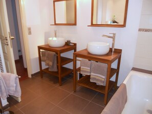 Badewanne, Haartrockner, Bidet, Handtücher