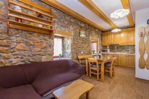 TV - Rustic holiday house VRH (Vrh)