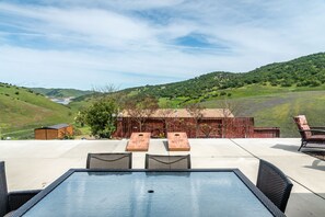 Outdoor dining - The J's Nest is a Country Delight! (Paso Robles)