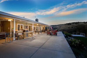 Outdoor dining - The J's Nest is a Country Delight! (Paso Robles)