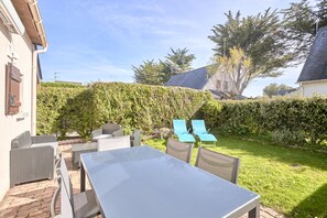 Outdoor dining - House with garden, 8 minutes Beach LA BAULE, residence with swimming pool (Guérande)