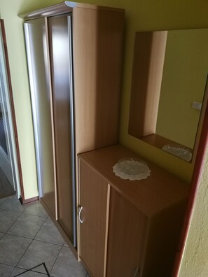 Classic Apartment, Mountain View | 1 bedroom, in-room safe, blackout drapes, iron/ironing board