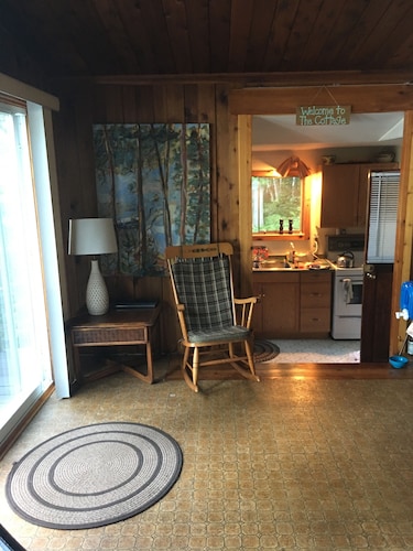 Charming Mid C designed waterfront cottage for rent in the Kawarthas.
