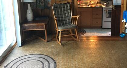 Charming Mid C designed waterfront cottage for rent in the Kawarthas.