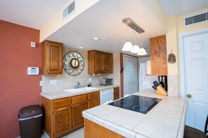 冷蔵庫、電子レンジ、オーブン、コンロ