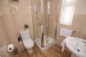 Douche, articles de toilette gratuits, sèche-cheveux
