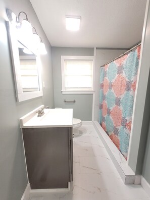 Bathtub, hair dryer, towels, soap - Spacious 2 Bedroom Home within 8 Minute walk to Downtown Augusta (Augusta)
