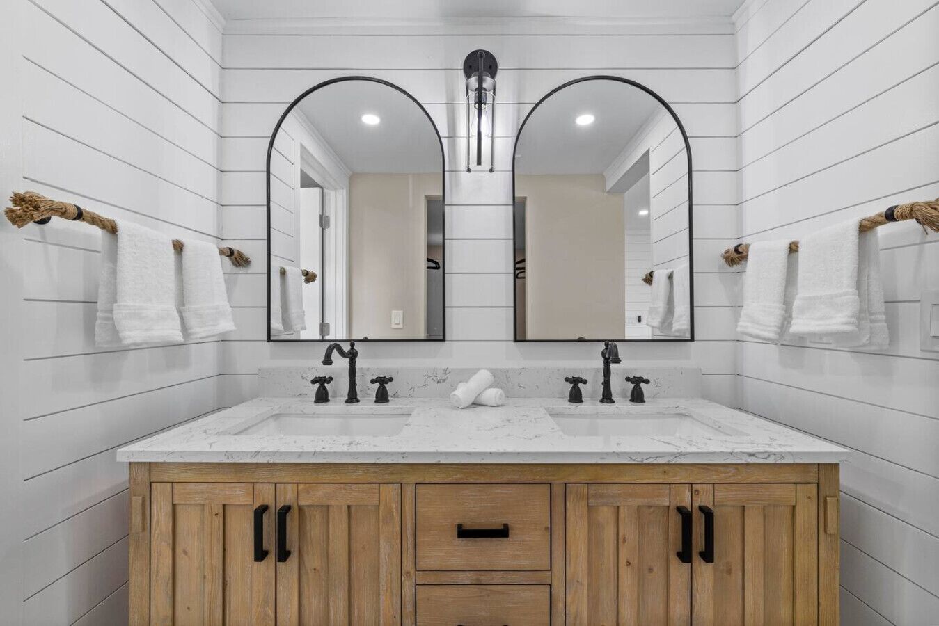 Ensemble douche/baignoire, sèche-cheveux, serviettes fournies