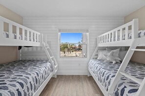 3 bedrooms, desk, free WiFi, bed sheets - Bayfront 3 Bedroom Condo Walkable to Beach. Unit 1 (Englewood)