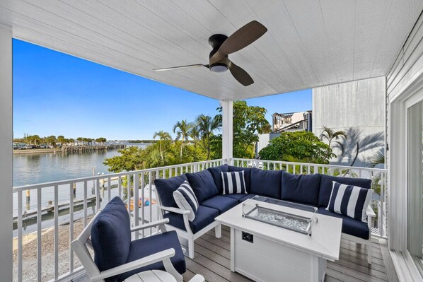 Property grounds - Bayfront 3 Bedroom Condo Walkable to Beach. Unit 1 (Englewood)