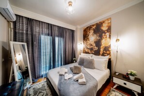 1 habitación, escritorio y tabla de planchar con plancha