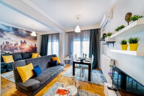 Departamento Deluxe (Corona) | Área de sala de estar | Televisión de pantalla plana 